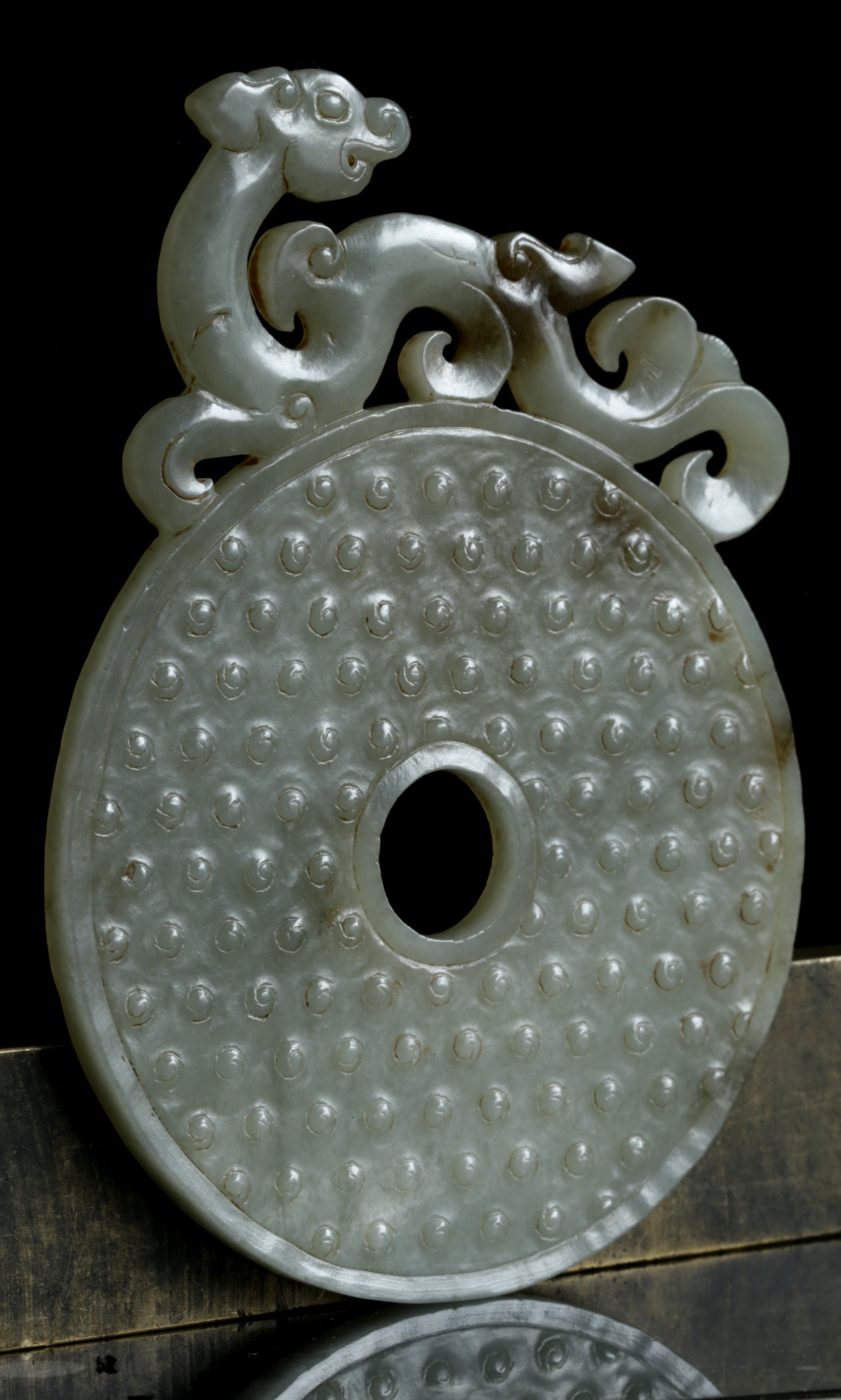 战汉 . 和田玉龙纹出廓璧一件尺寸：重90.2克。长125MM，宽89.48MM