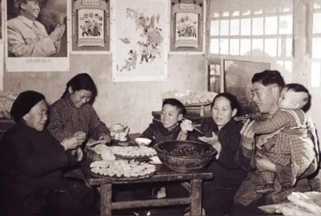 那些远去的日子（18）
过年了，一家人其乐融融包饺子
我人生中包的第一个饺子
