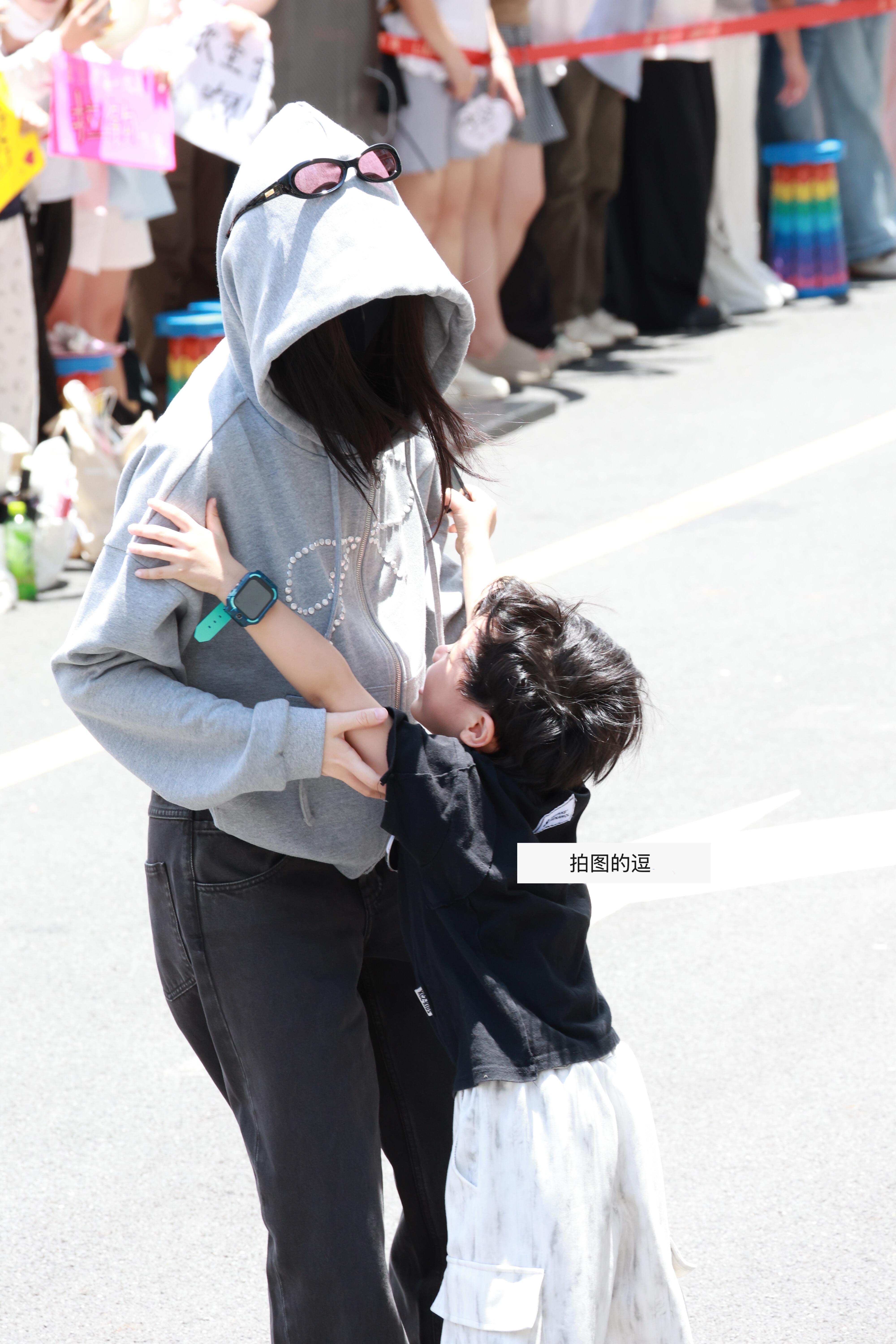 欧尼我也要抱抱🥺🥺虞书欣抱云初令的小儿子