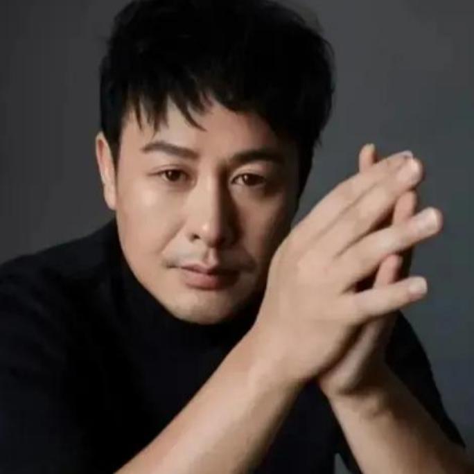 张颂文爆红后接连被黑，说到底就是挡了太多人的财路！

导演王照达直言，他得罪内娱