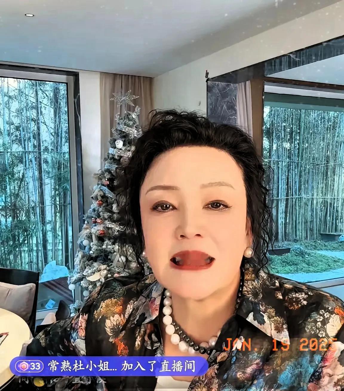 兰姐，一位年过六旬仍在直播间辛勤工作的企业家，近期遭遇网络争议，令人惋惜。 事件