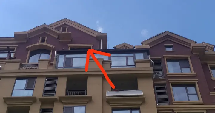 新房还未入住发生漏水，业主在查看漏水点时坠楼身亡