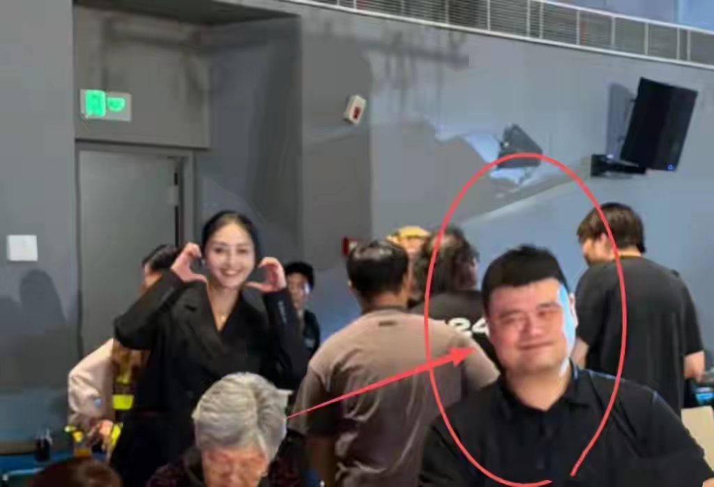 姚明陪父母回老家吃席，穿黑衣高又壮有400斤，坐大厅喝的满脸红 ​​​
