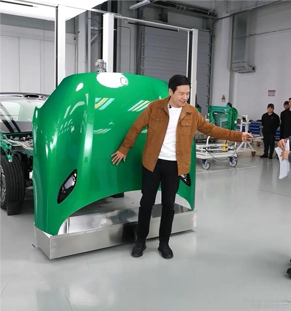【雷军直播现场跟小米YU7机盖比身高】1月3日晚，雷军在新年直播中，与小米YU7