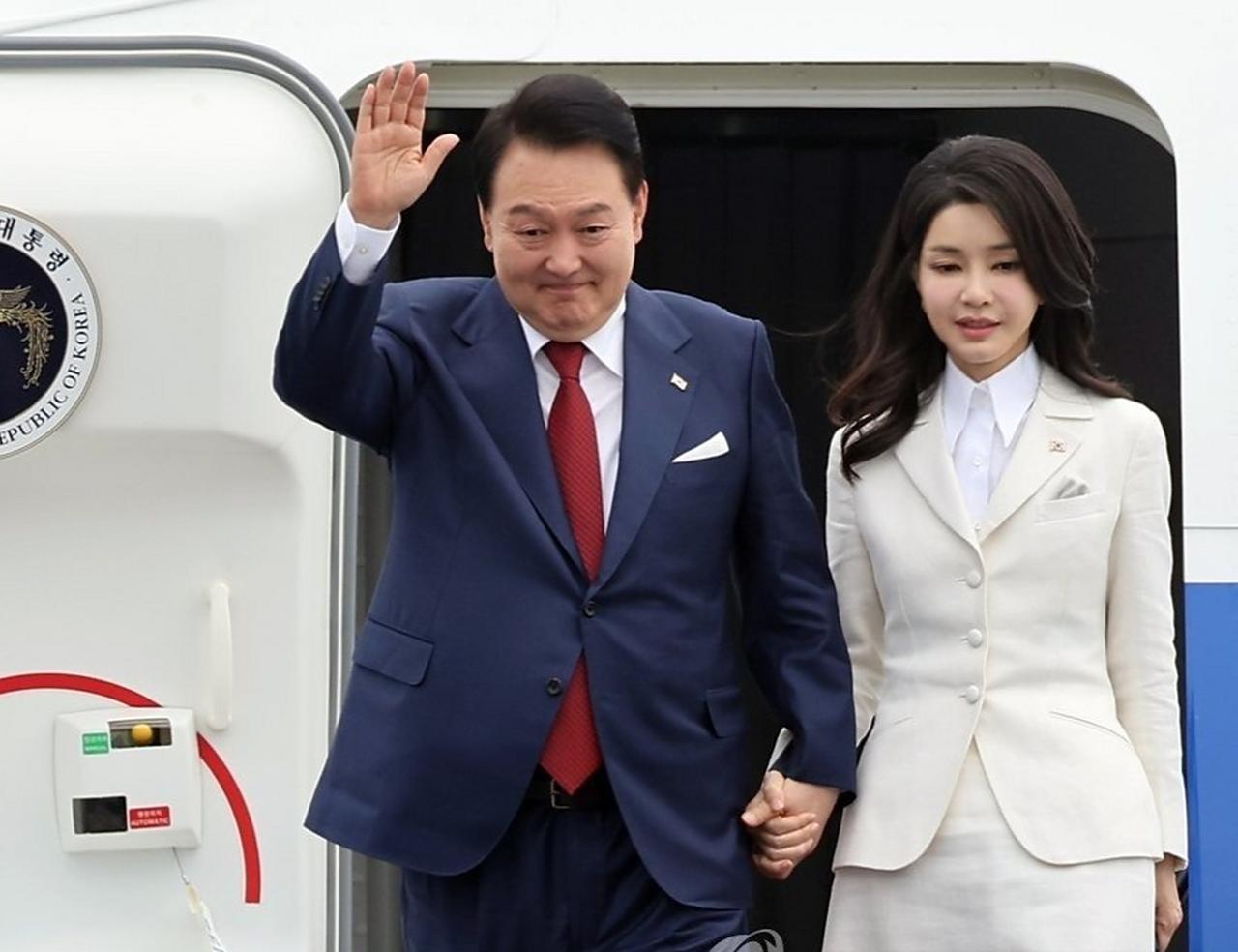 尹锡悦不是一个好总统，但绝对是一个好丈夫！

尹锡悦对妻子金建希十分宠爱和维护。