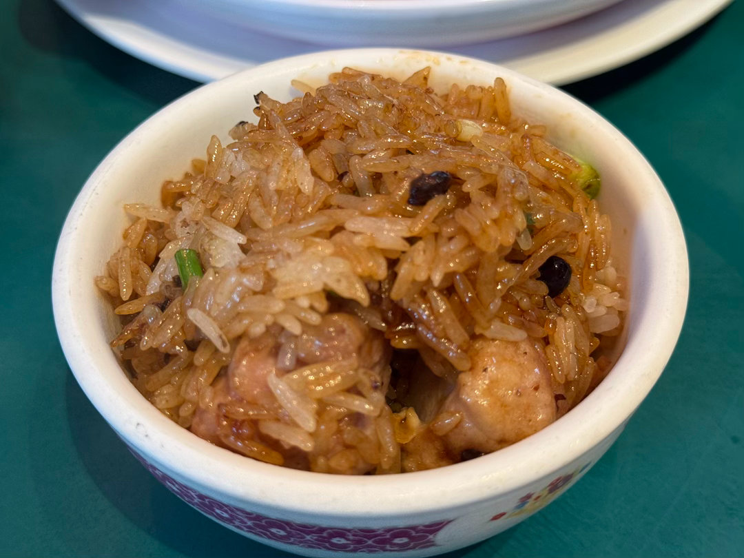 一楼一饭店。妙龄乳鸽，太饿了一边烫嘴一边吃了，偏咸，可能用盐水泡过，很入味多汁。