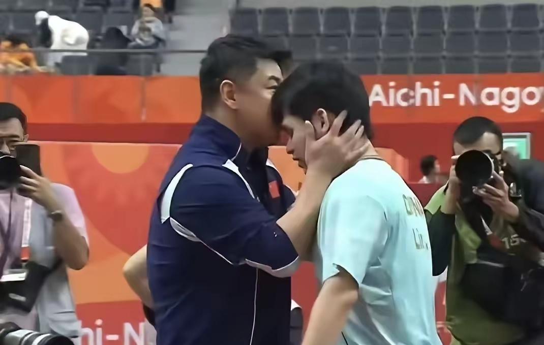 赛后感人一幕！
小石头林诗栋赢了林昀儒进决赛后，王皓教练情绪非常激动，握着拳头怒