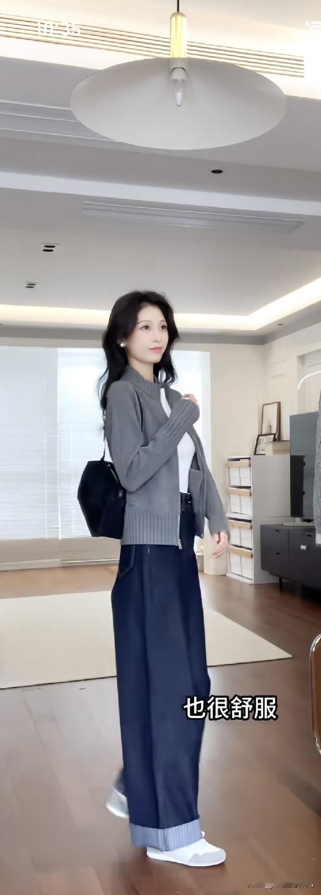 男人更喜欢
女人穿裙子，
而且是那种纤细背影。
长头发波浪卷。
可是现在流行的阔