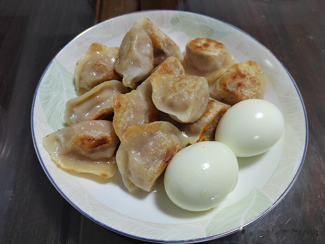 今天南京市天气阴到多云，气温最低0℃，最高7℃，气温微升但体感湿冷依旧。
今日早