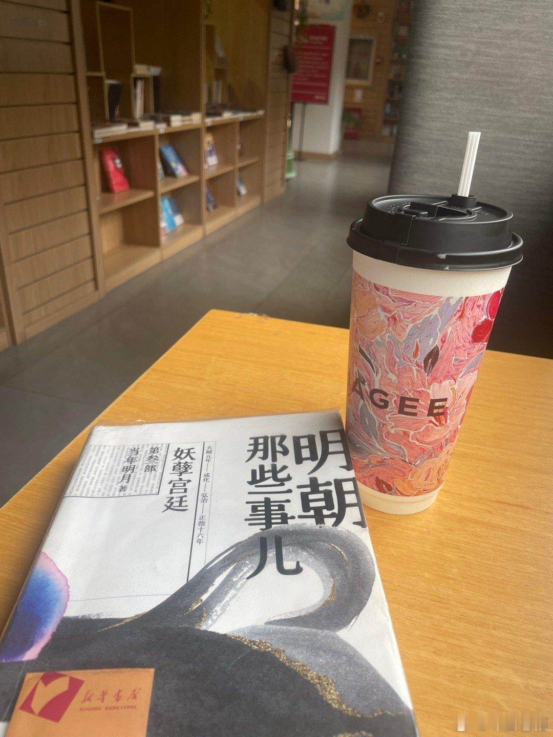 金麟电影院也倒闭了……候会的午后时光只有到附近的书店打发……消失的碟店、消失的游