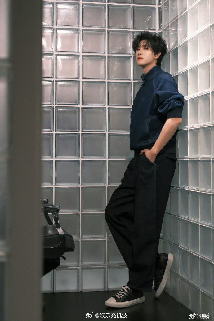 展轩说被挖掘得差不多了展轩这颜值 + 这语气，谁顶得住啊展轩推眼镜这一下