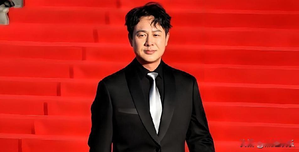 50岁这年，张颂文终于把那个“只是走得慢了点”的预言，亲手砸成了现实。

谁也没