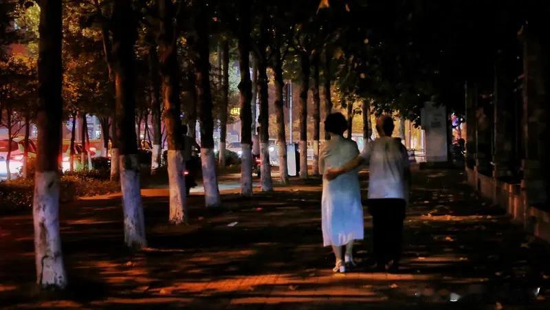 《珊瑚婚》
三十五载似匆匆，
往事悠悠映心中。
昨夜梦返正青春，
踏雪追风意从容