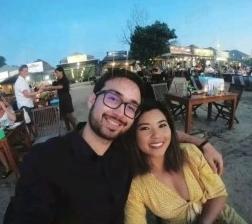 亚裔女子李柯琳为了留住白人男友克里斯，毅然将自己的左肾当作定情礼物，亲手送到了身