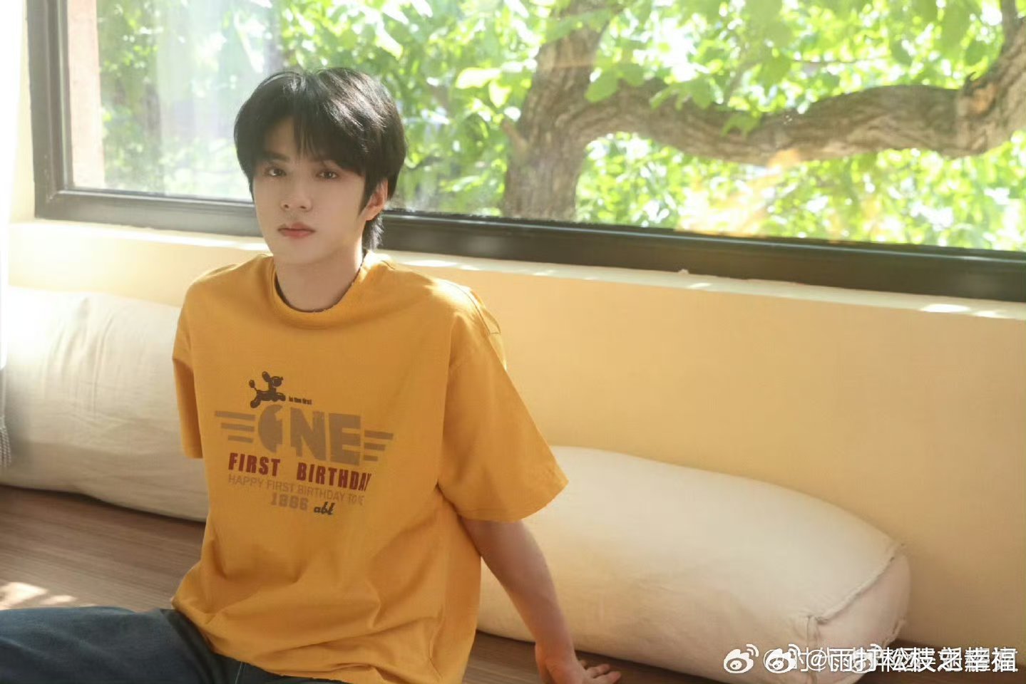 宋亚轩刘耀文一件衣服穿了三年网友发现宋亚轩与刘耀文同一件私服从2024年轮换穿至
