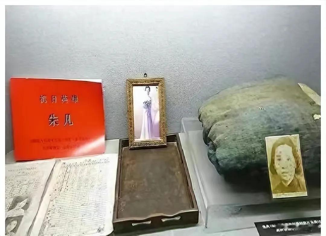 1941年，女战士朱凡的双腿被日军分别捆绑在汽艇尾部。随后，日军开动气体在壶中横