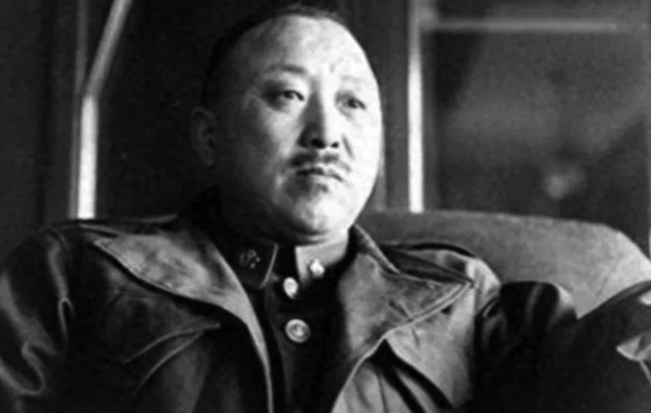 1950年，卫立煌在香港闲逛。冷不丁，身后有人喊：“这不是卫立煌吗？”卫立煌心里