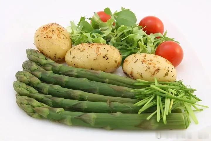 【背下来，能顶半个老中医!】万物蔬菜养生宝，饮食多样经您调。白菜利尿解毒素，黄瓜