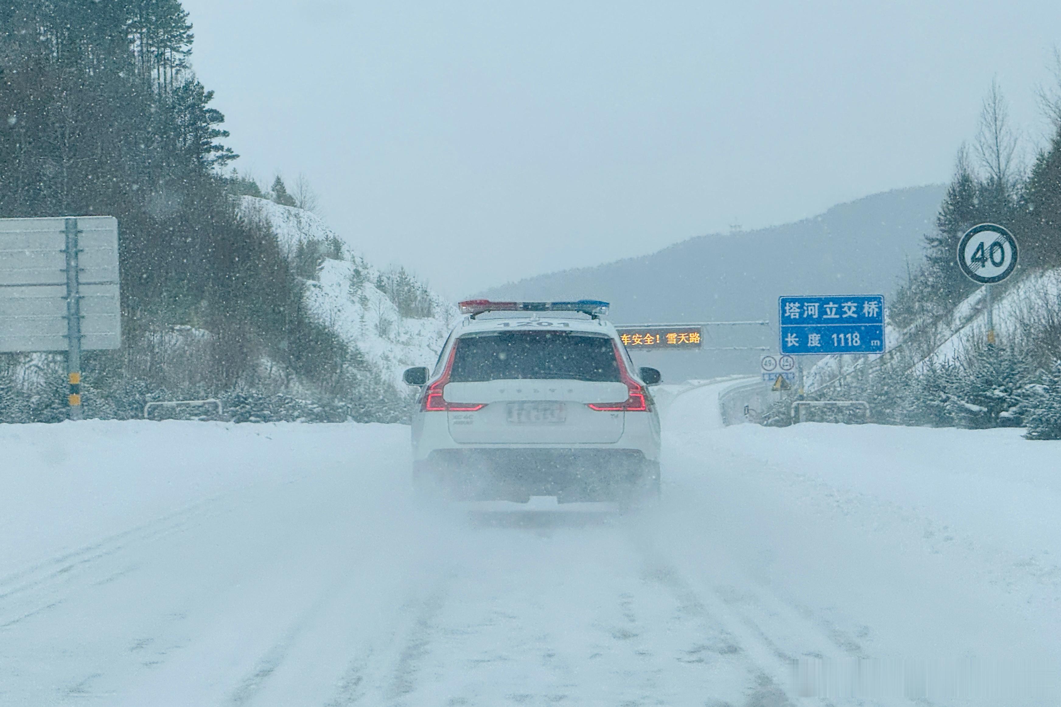 昨天在加漠公路上看到一辆沃尔沃警车，北欧的调性和大兴安岭契合了 