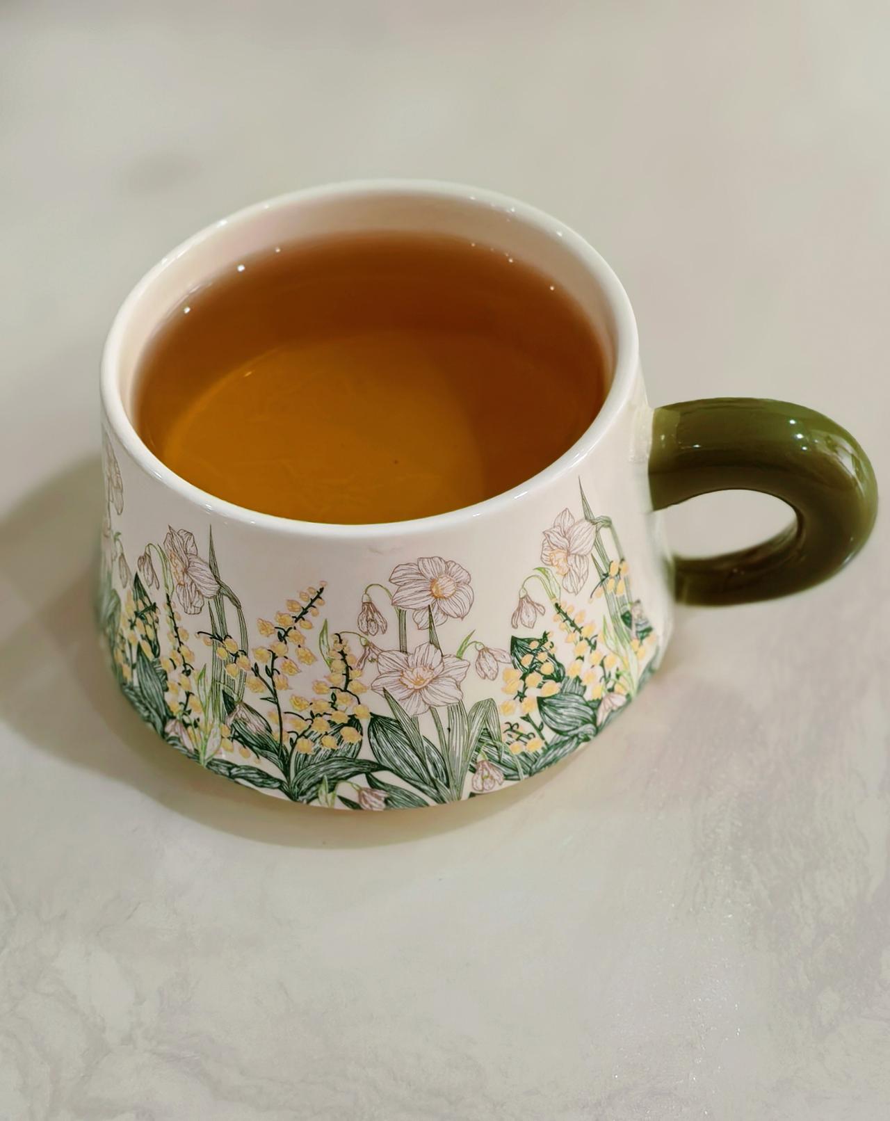 闲坐，茶温，
把日子泡进茶里。