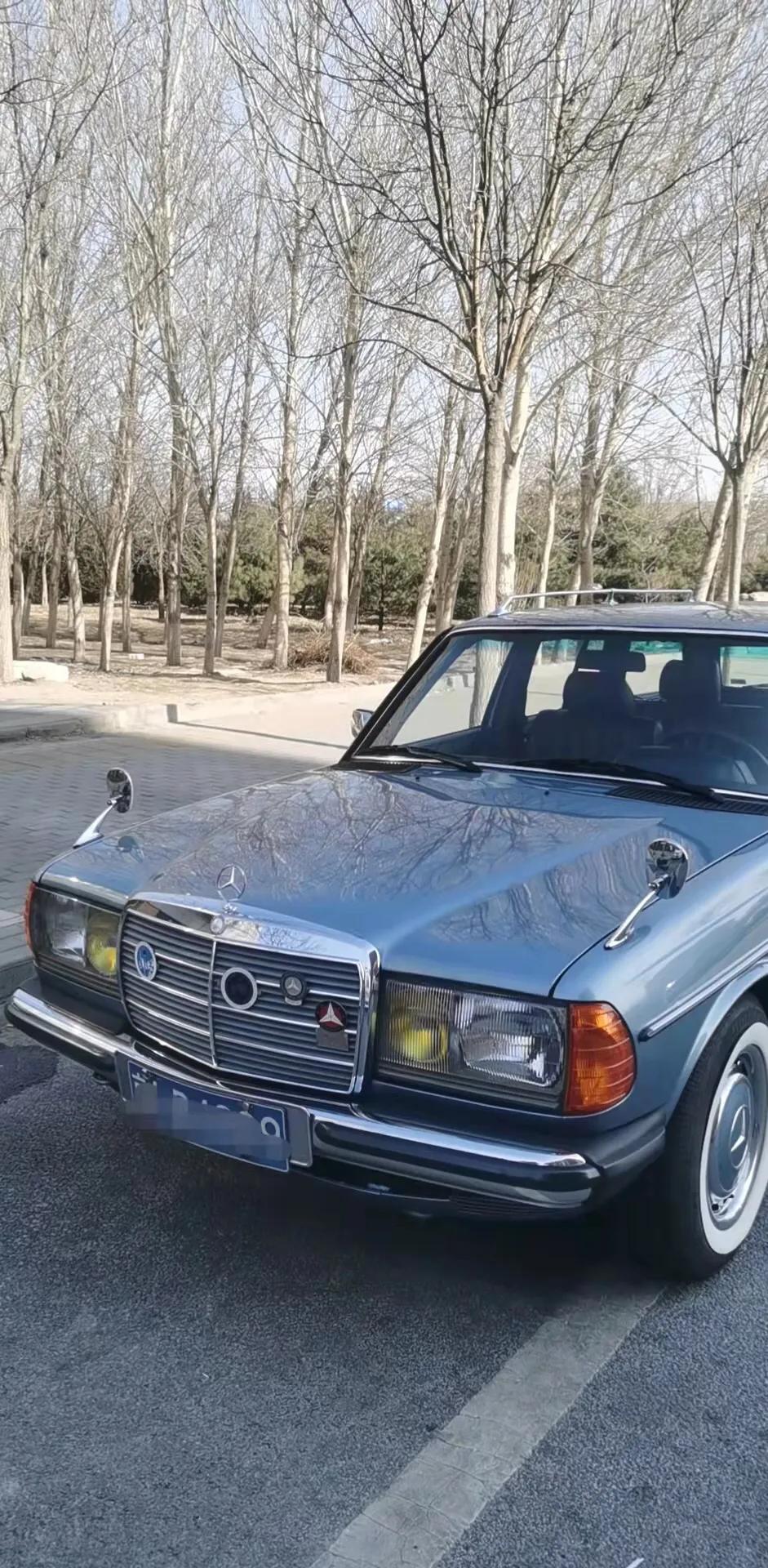 今天见到一辆罕见的老车，大家猜猜什么型号？它还是京牌合法上路的[V5]