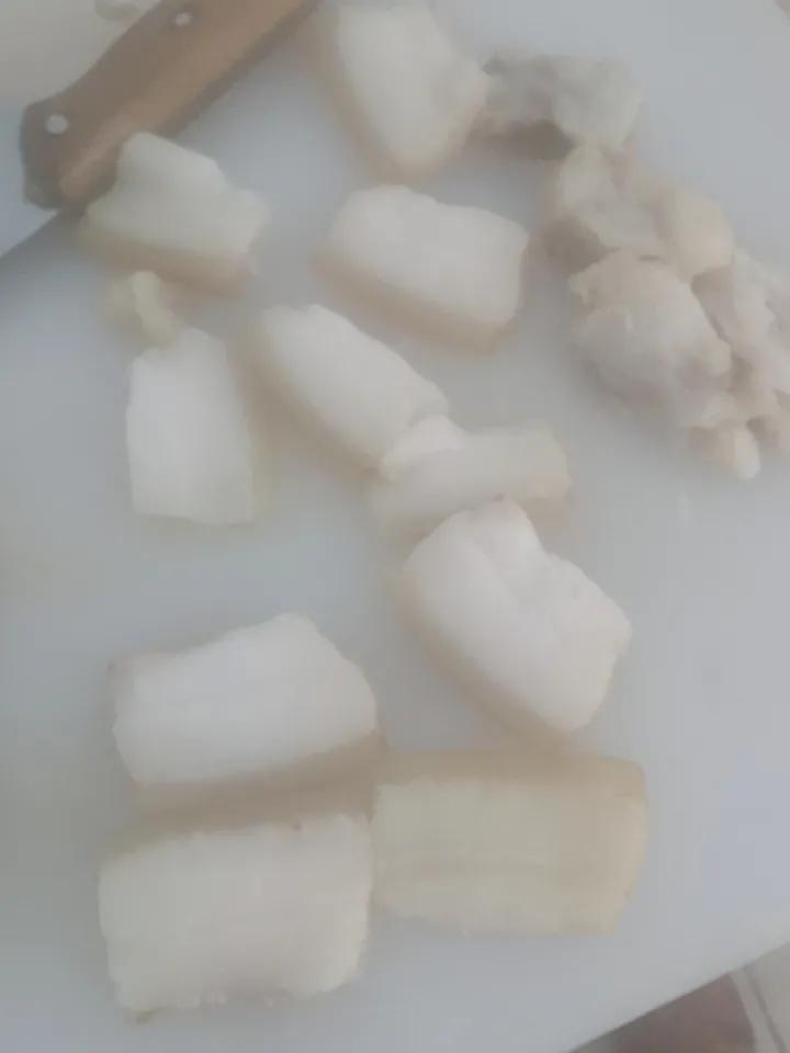 大家看看这是不是老母猪肉，肉皮这么厚，我说是的，他们说不是的，油一压一下，猪皮都