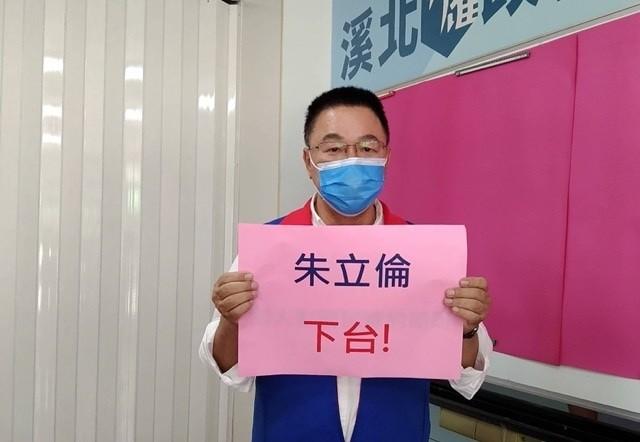 邱毅日前凌晨发文表示，总预算案通过了，国民党又输给了民进党。国民党为什么斗不过民