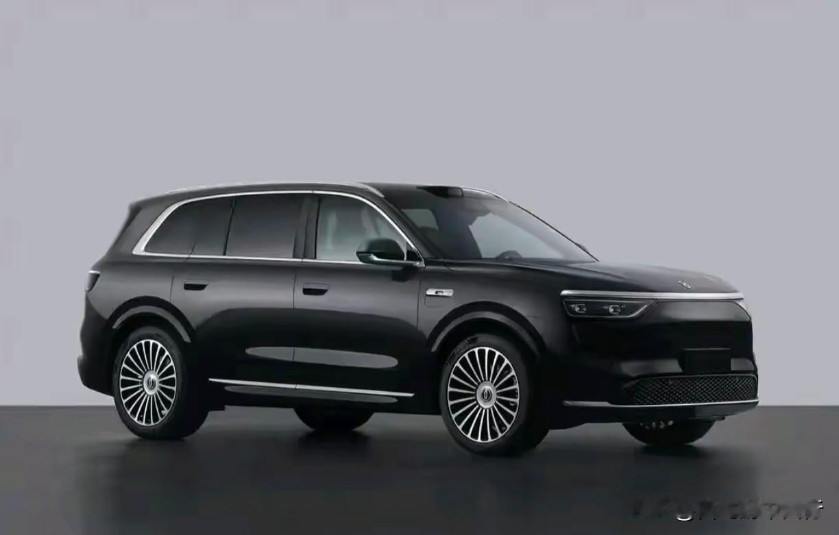 问界M8智驾系统为何不愿意走最右侧车道？
只要是有三条车道以上的高速公路，开启智