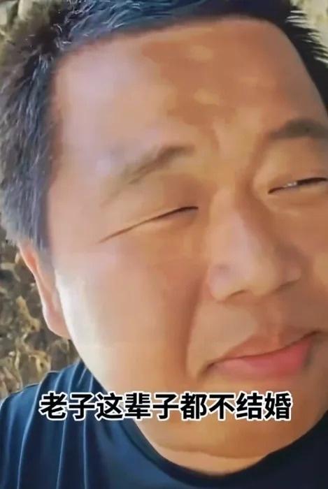 蓝战非被封的原因可能就是祸从口出
1.自己说只要不结婚，这辈子都不会破产！
2.