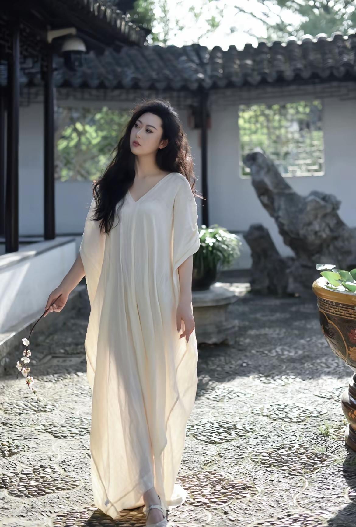 古风美女漫步庭院，轻纱飘逸，花影摇曳，岁月静好。你若盛开，清风自来，如沐春风，我