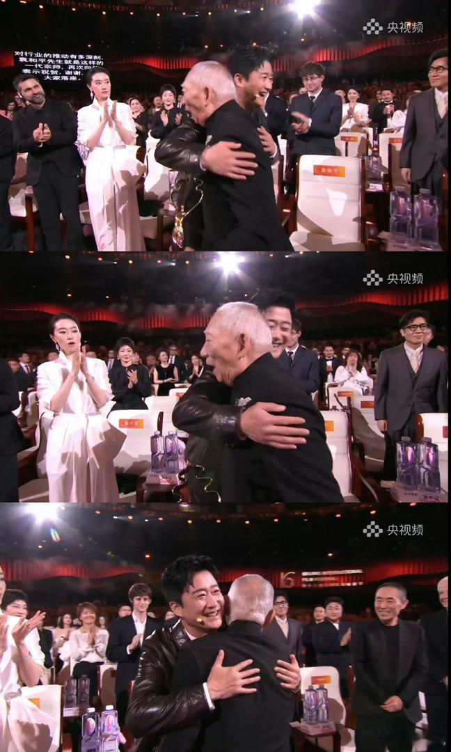 吴京回春北影节闭幕式上的吴京状态绝了！一身挺拔气场尽显沉稳魅力，眼神依旧清亮有光