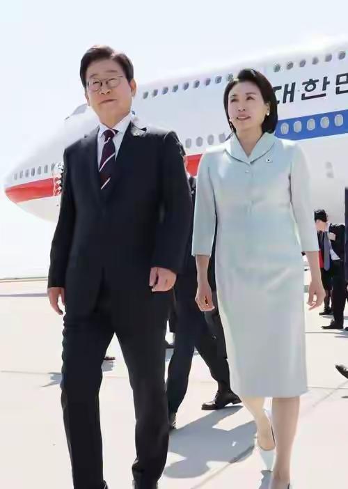 李在明也没想到，访华仅3天，59岁妻子竟凭一个举动给他长脸了
外交舞台上的聚光灯