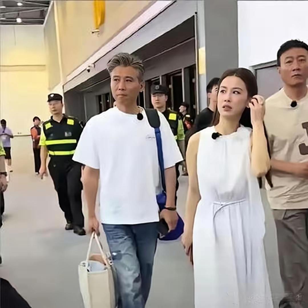 圣依离婚后终于能够自己主宰自己的一切了，所以气质上变得越发中性起来。