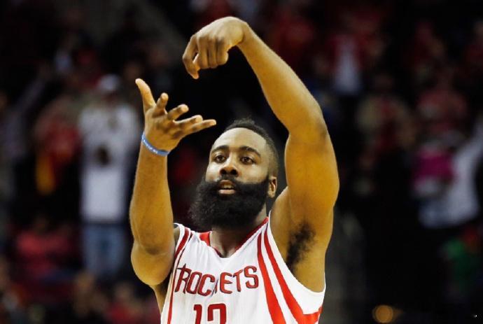 2018年的今天，还在火箭队效力的哈登在对阵魔术的比赛中砍下60分10篮板11助