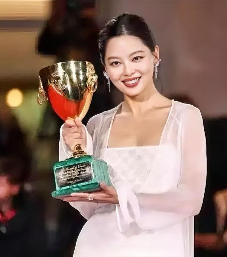 获个国际大奖，竟有人说她有野心，还以为是啥呢，原来，早在18年，她在自己的网页上