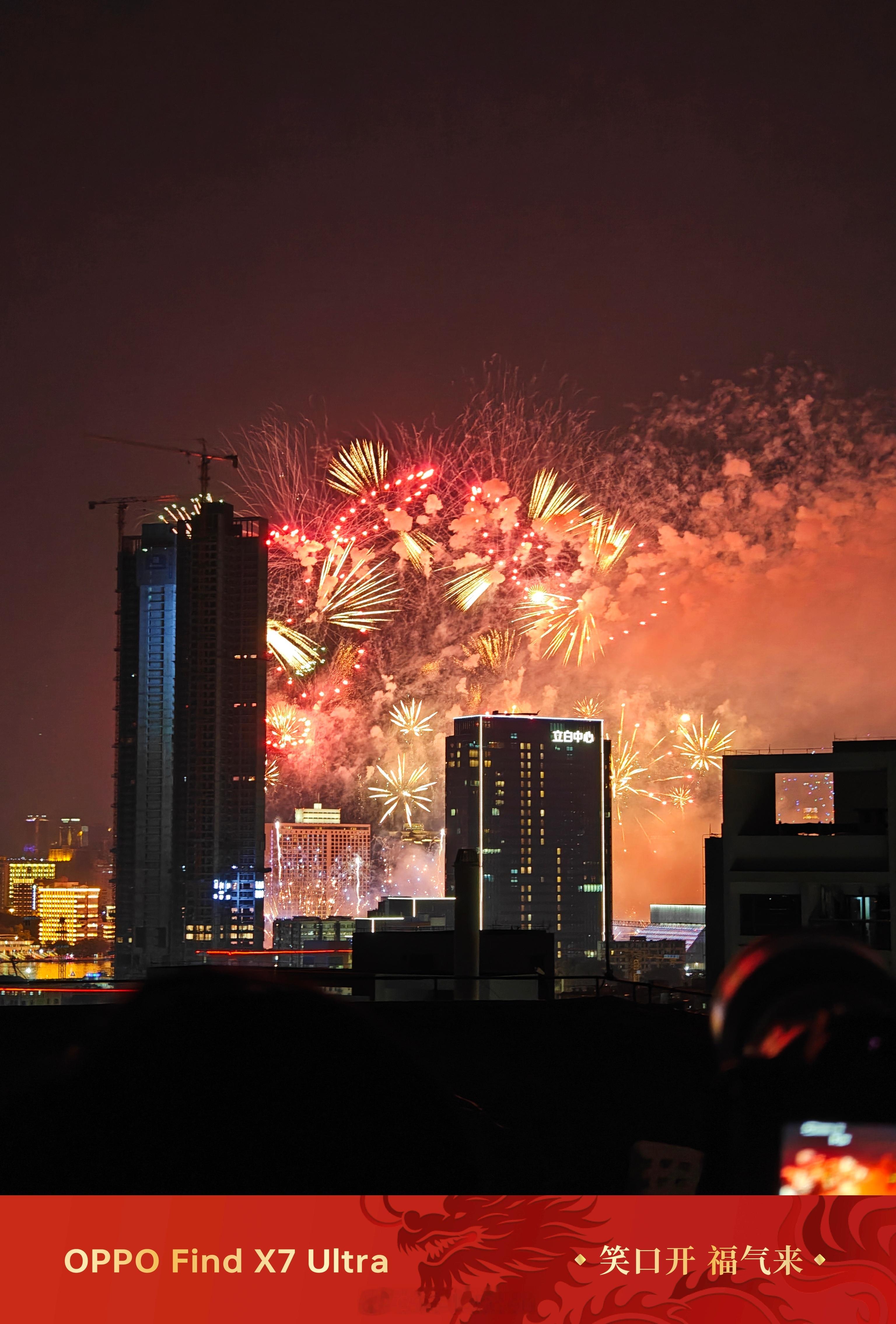 热热闹闹的大年初一。 #广州烟花# ​​​