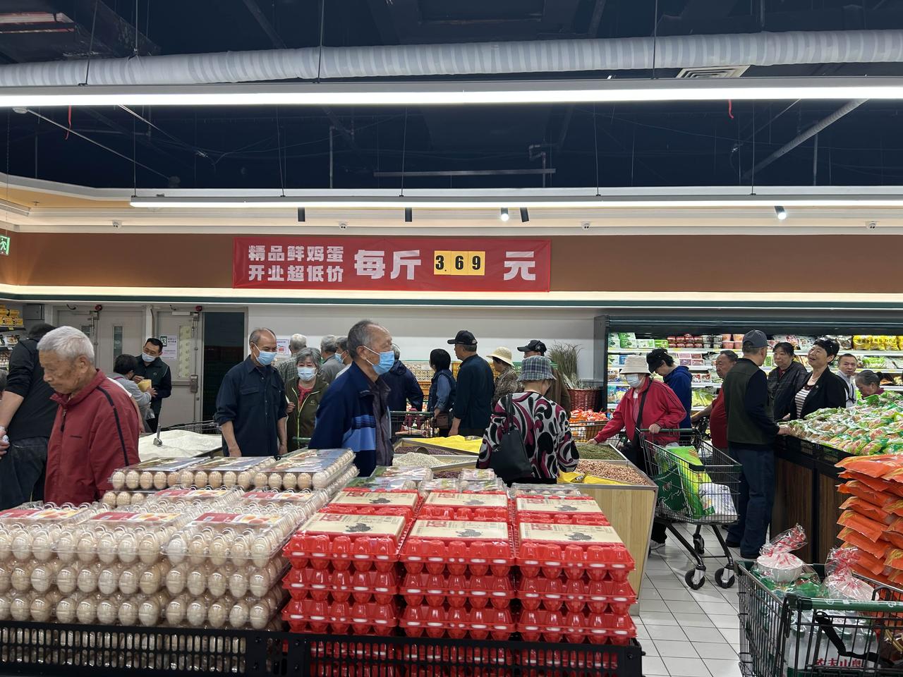 5月10日北京肖家河华联幸福荣耀超市盛大开业，吸引了成千上万的顾客前往购物，盛况