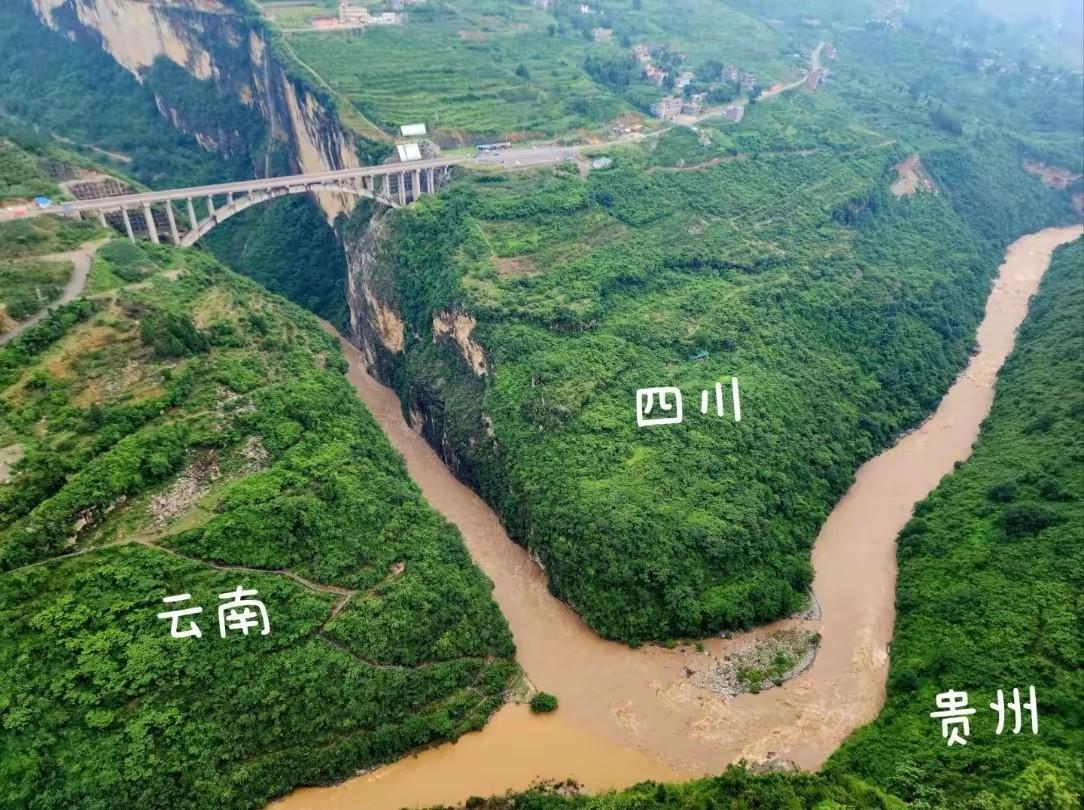 云贵川果然是一家人，语言、饮食、麻将……连地理上都离着很近，近到眼前。

四川、