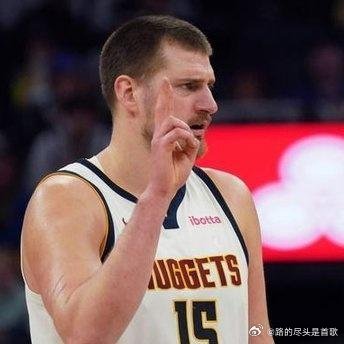 《独一档统治！约基奇本赛季22次三双霸联盟榜首 竟是第二名2倍》主标题：约基奇加