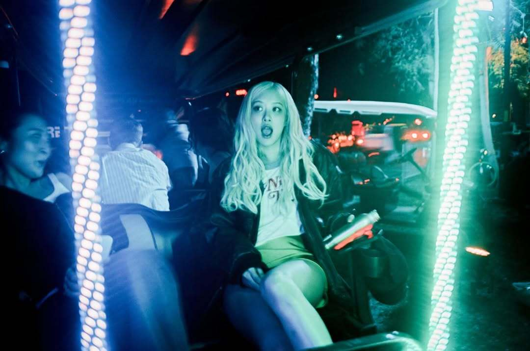 像个合不拢嘴的智z。。。。 