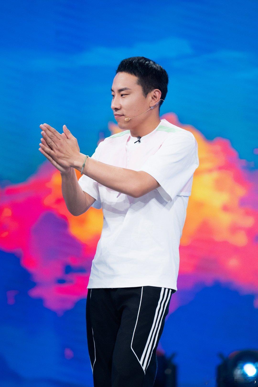 徐志胜游戏玩成这样已经是痛苦了 徐志胜跪地捶地那段我直接笑到打鸣，那种发自内心的