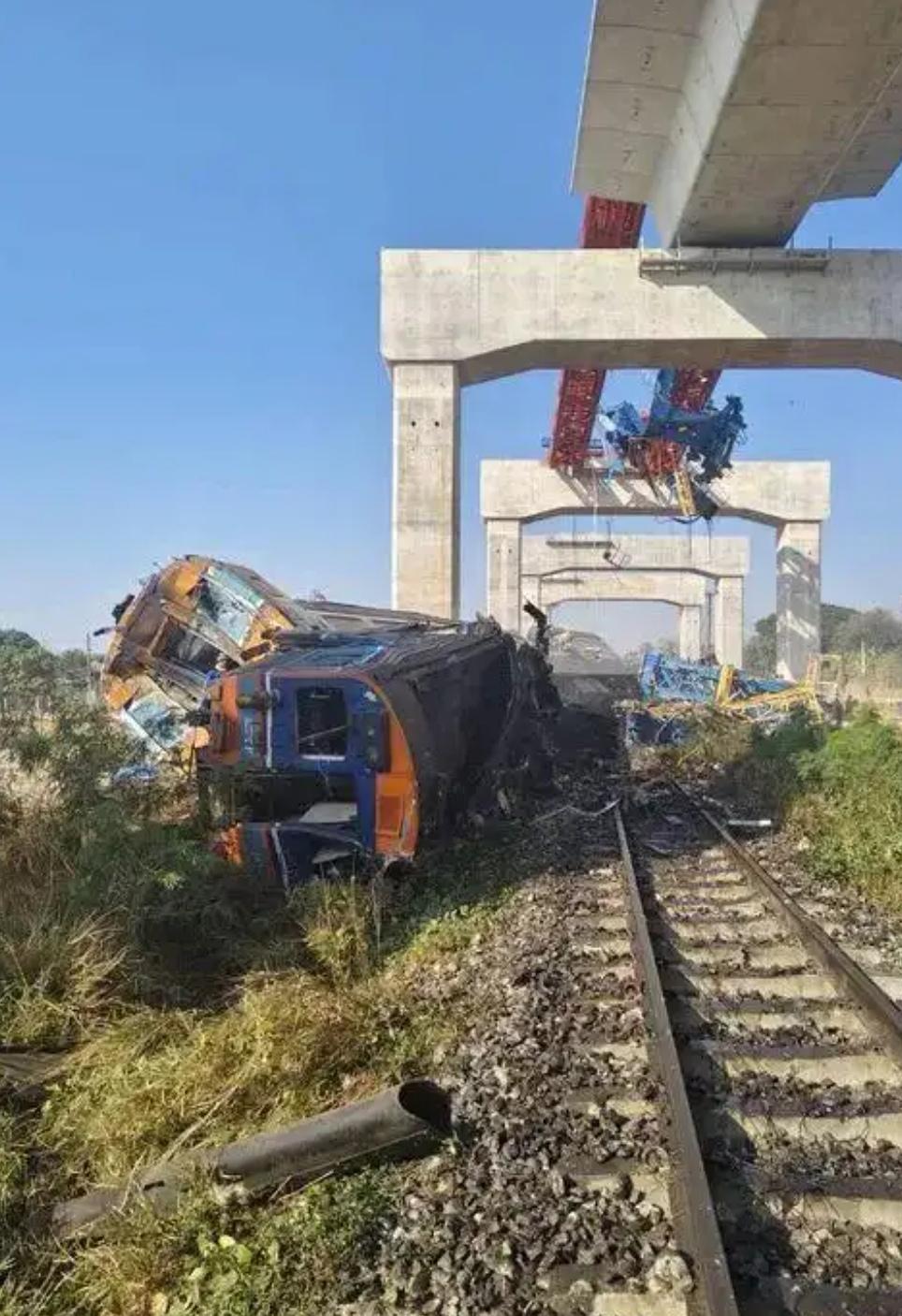 泰国这起在建铁路事故太惨烈了！1月14日，泰国呵叻府一台起重机在高铁项目施工时坠