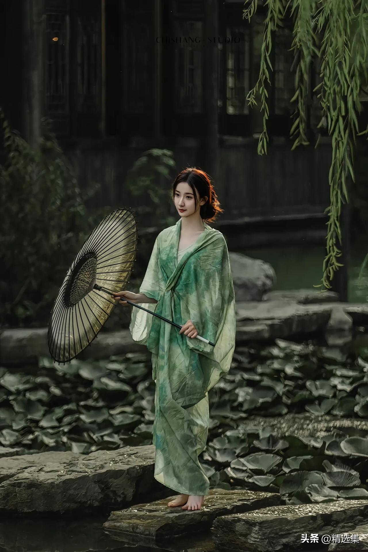 “古风少女，荷塘漫步”🌸💦