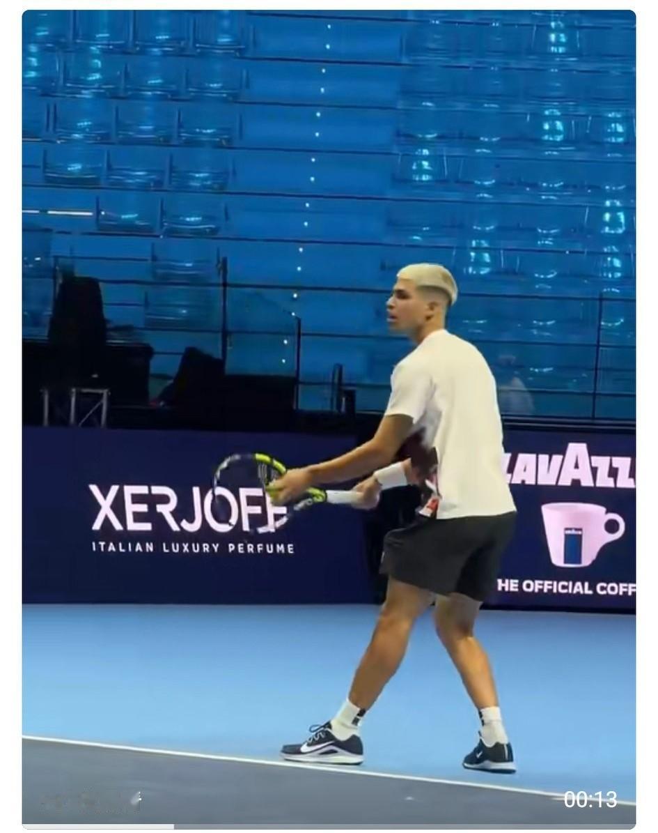 阿尔卡拉斯早早来到都灵备战年终总决赛，上周爆冷一轮游失去世界第一让他很谨慎。
事