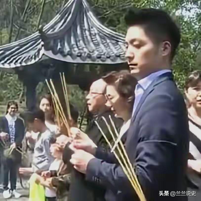 2017年，蒋万安跪在章亚若墓前，双手持香，神情肃穆，他拜的这位“章亚若”，很多