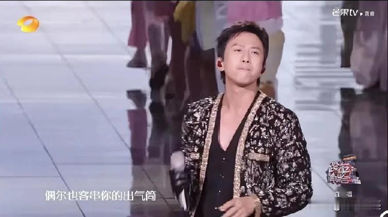 谁也没想到，
今年跨年晚会最大的惊喜，
居然是47岁的邓超！

在湖南卫视的舞台