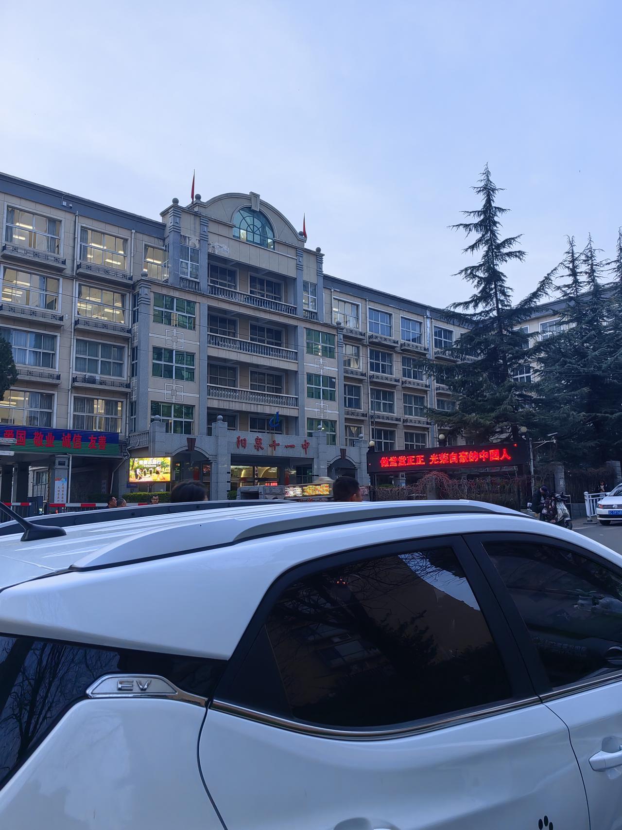 战争与和平，泽连斯基扬言，要么加入北约，要么就要拥核，或者，北约和欧盟国家必须给