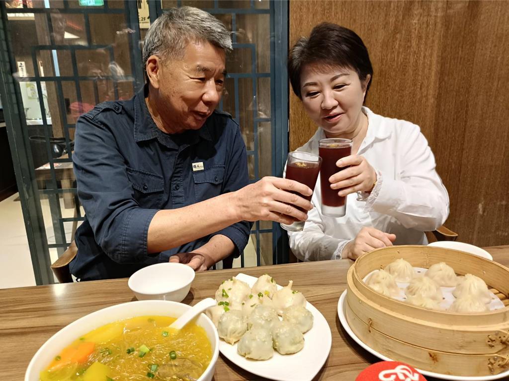 张亚中请客卢秀燕。8日，国民党党主席参选人张亚中前往拜会台中市长卢秀燕，成为第四