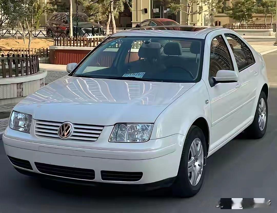 经典的一汽大众宝来轿车。这款车当年是在2001年左右在国内上市的，当年的价位介于