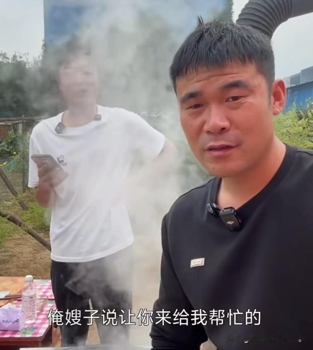 小故事！
    原本灵洋 是想喊李家嫂子过来给他撑撑台面，万万没想到，来的人竟
